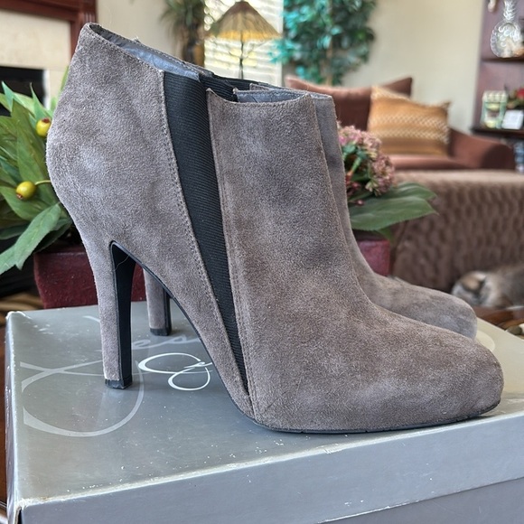 Brand New Jessica Simpson Genuine Suede Gray & Black Slip On Heeled Booties Boot - Picture 8 of 15